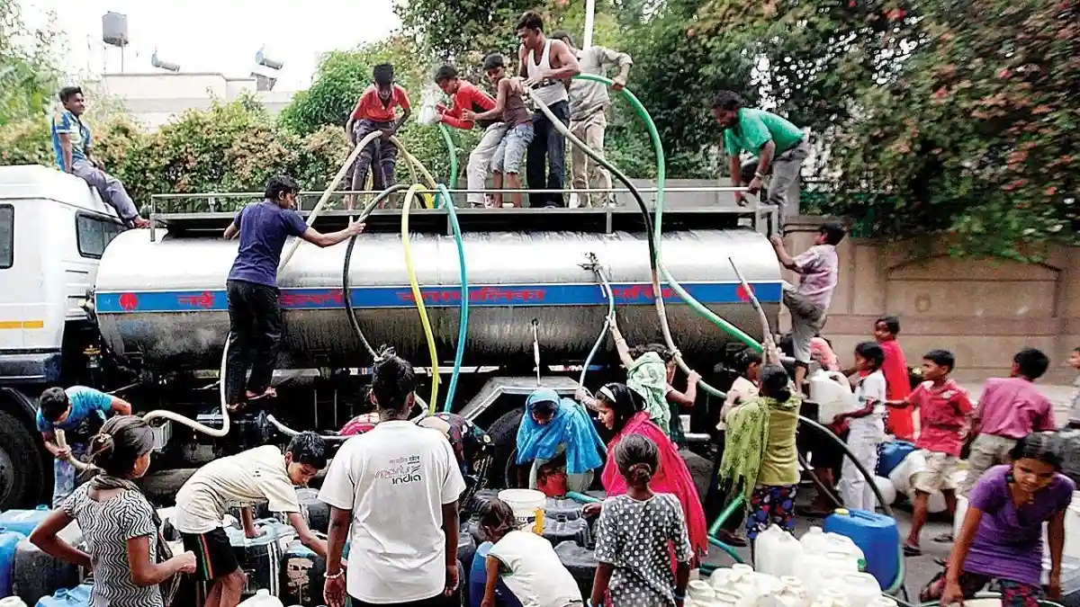 People are facing water shortage in Delhi, government called a meeting