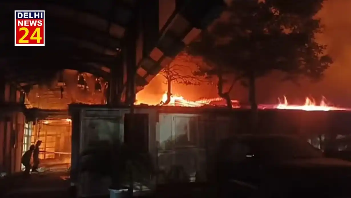 A huge fire broke out at Kashmiri Gate Metro Police Station, high flames started rising