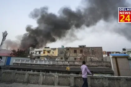 The fire in Delhi's Chandni Chowk has not been extinguished even after 15 hours